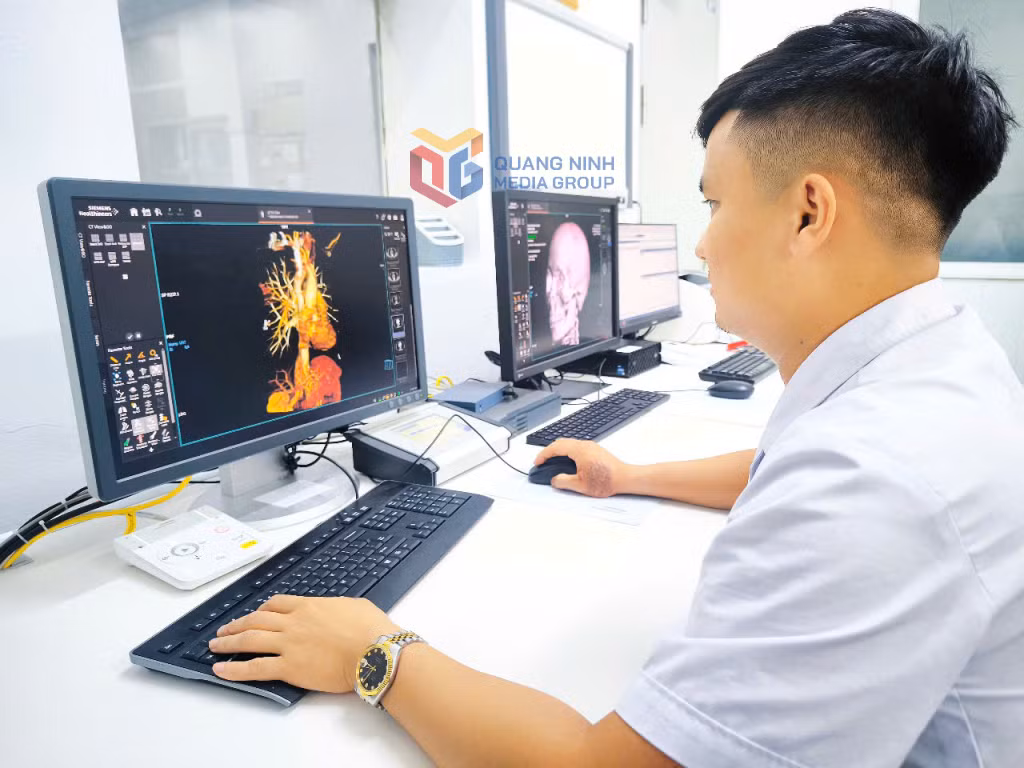 Cán bộ TTYT Vân Đồn dựng ảnh 4D chụp cắt lớp vi tính CT-Scanner đẩy lên hệ thống PACS (lưu trữ và truyền tải hình ảnh) để bệnh nhân, hoặc các bác sĩ khác có thể xem được kết quả trực tuyến.