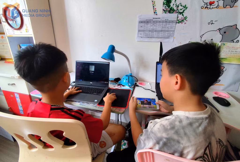 Quan tâm quản lý con trẻ tránh xa các trò chơi nguy hiểm, game online... là việc nhiều phụ huynh quan tâm.