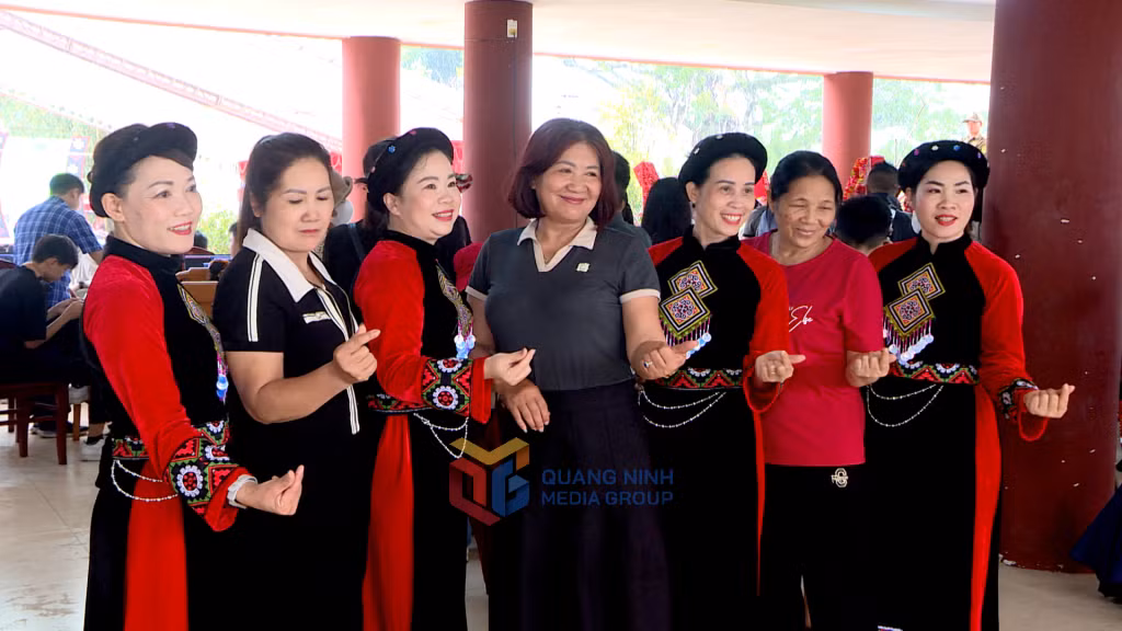Nhiều bà con dân tộc Tày, Sán Chỉ, Dao Thanh Y trên địa bàn huyện Bình Liêu cũng đến chung vui trong ngày hội.