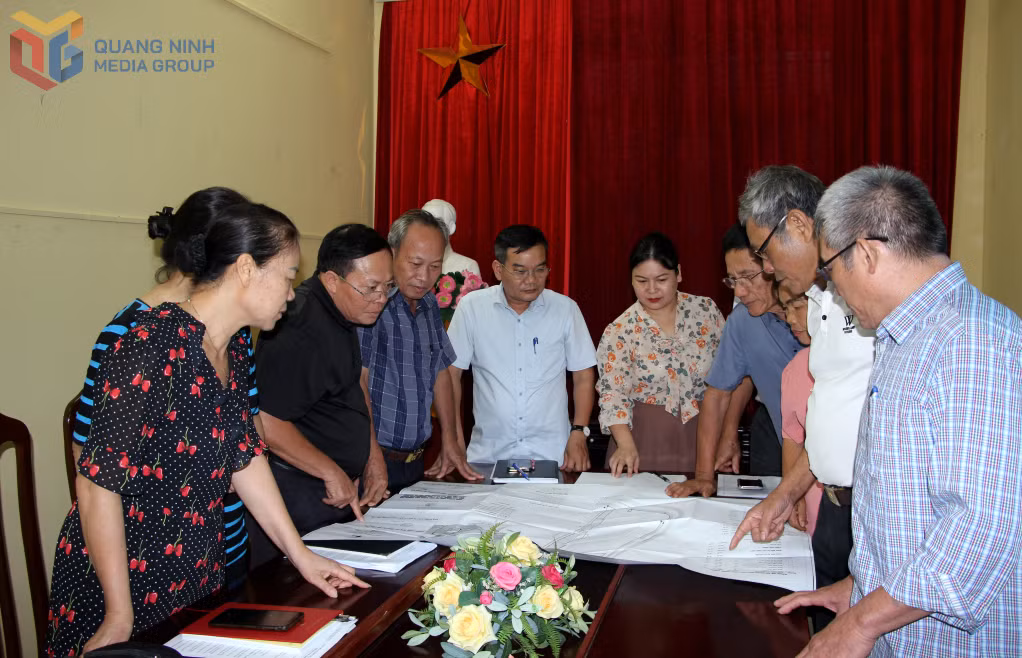 Ban Giám sát đầu tư cộng đồng thị trấn Tiên Yên (huyện Tiên Yên) thực hiện rà soát dự án cần được triển khai giám sát.