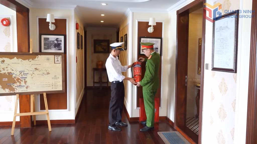Lực lượng chức năng tăng cường giám sát việc trang bị phương tiện, thiết bị đảm bảo an toàn PCCC trên tàu du lịch.