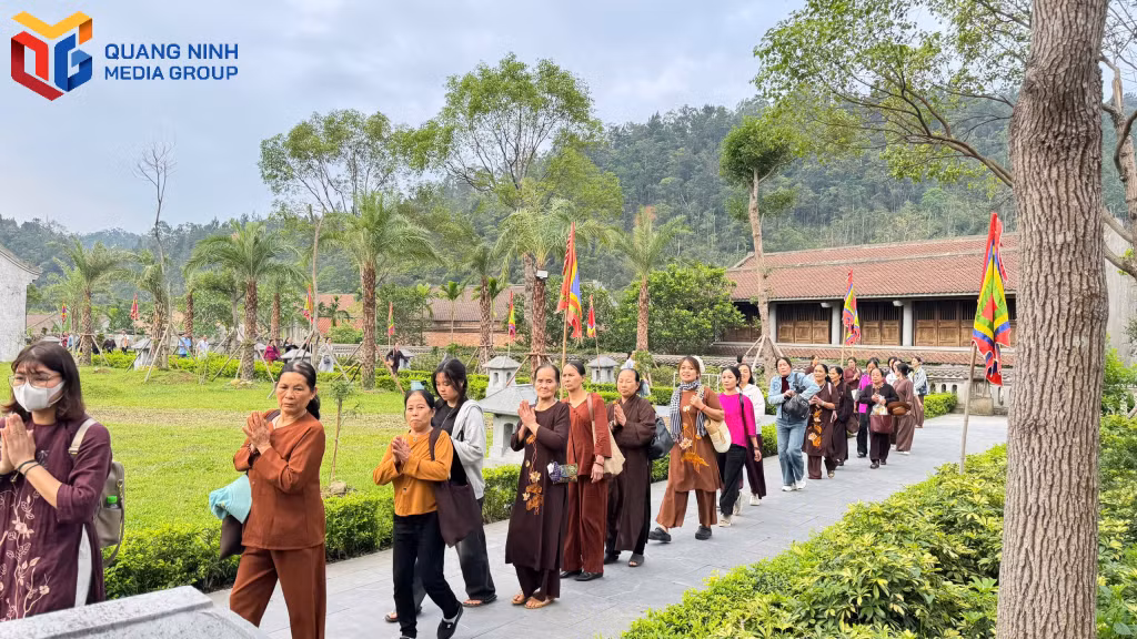 Dòng người đổ về chiêm bái xá lợi Đức Phật từ sớm. 