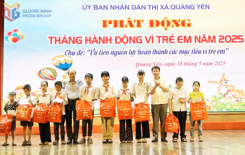 Lãnh đạo Hội Bảo trợ NKT-TMC tỉnh và UBND TX Quảng Yên trao học bổng cho các học sinh mồ côi, khuyết tật có hoàn cảnh khó khăn trên địa bàn TX Quảng Yên.