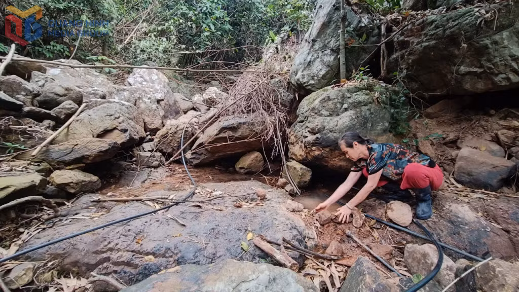Người dân thôn Đài Làng phải dẫn nước từ suối về sử dụng trong sinh hoạt hằng ngày.