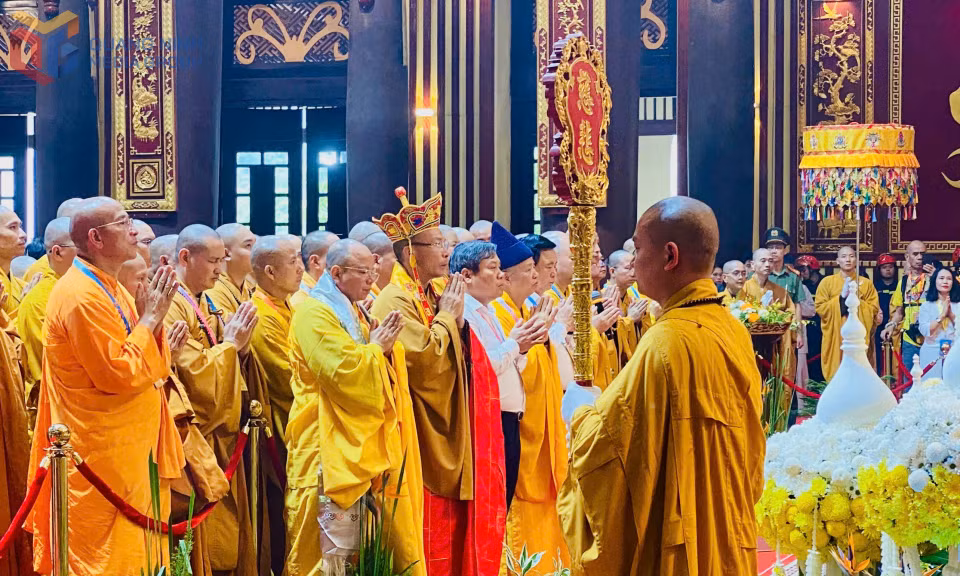 Các đại biểu tham dự lễ cung nghinh xá lợi Đức Phật trong Cung Trúc Lâm Yên Tử.