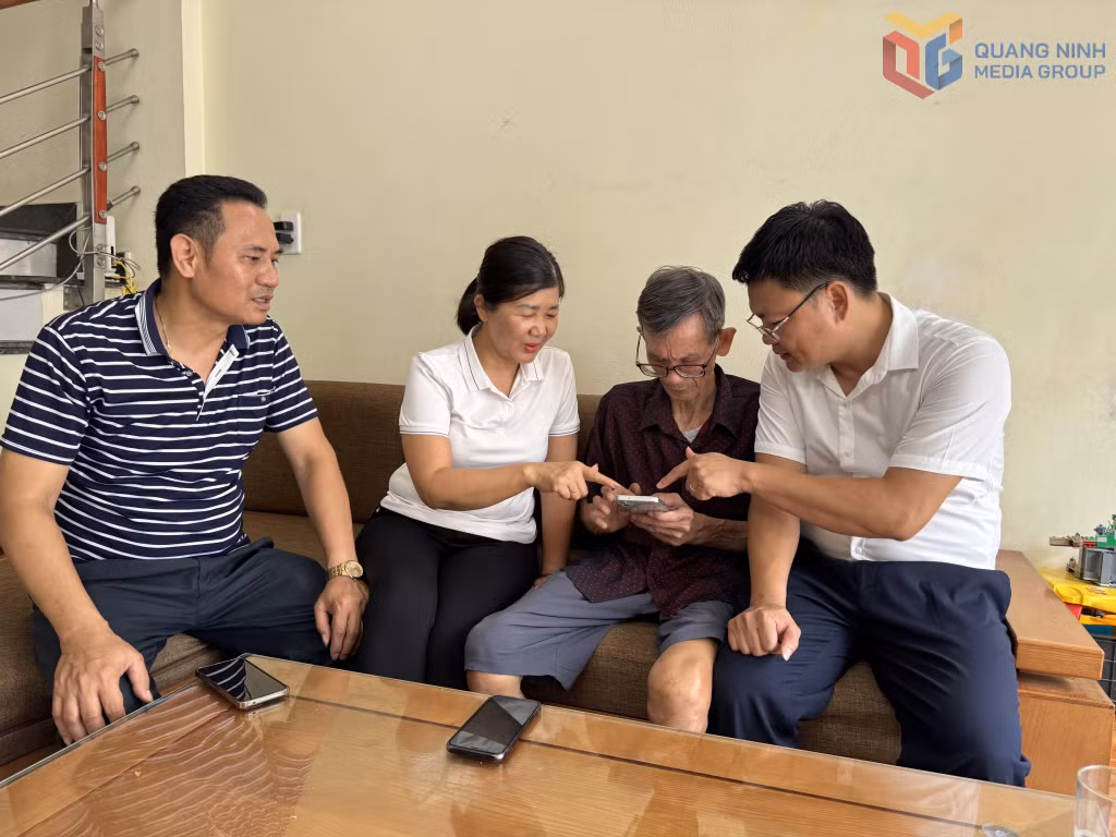 Ủy ban MTTQ phường Cao Xanh (TP Hạ Long) hướng dẫn người dân sử dụng Trang thông tin phường trên mạng xã hội Zalo.