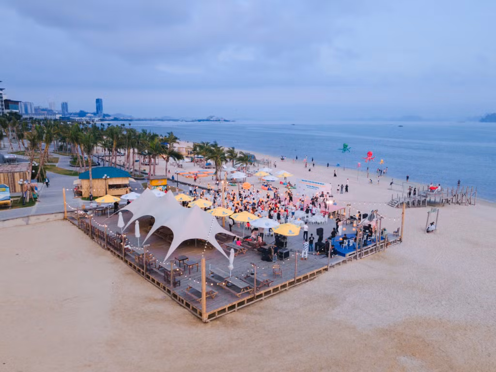 Halong Marina mang đến cho du khách đầy đủ tiện ích từ khách sạn thương hiệu quốc tế, bãi tắm xanh, dịch vụ vui chơi giải trí và ẩm thực, đáp ứng đa dạng nhu cầu của các gia đình đa thế hệ.