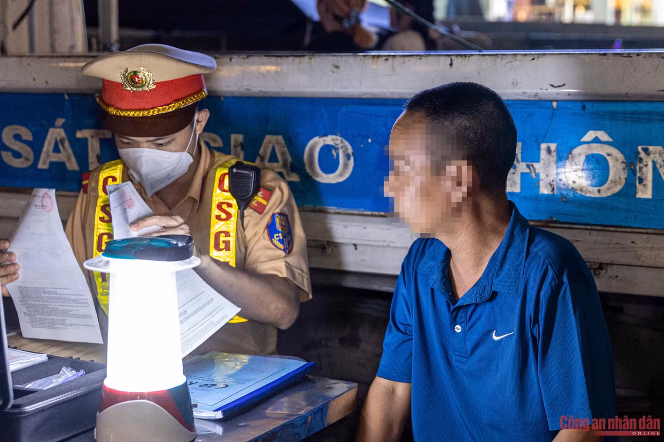 Cảnh sát làm việc, lập biên bản tài xế vi phạm nồng độ cồn.