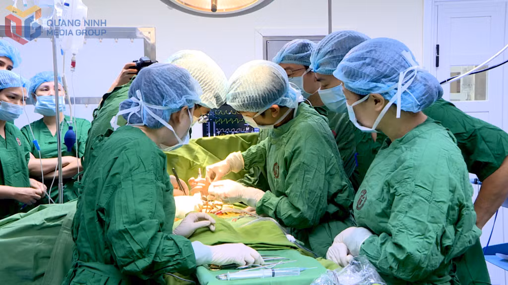 Các bác sỹ thực hiện phẫu thuật ghép thận.