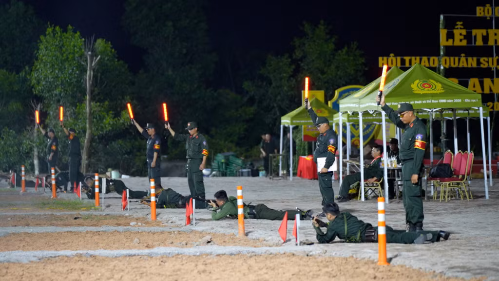 Các VĐV điều chỉnh kỹ thuật, tâm lý và khả năng phối hợp phù hợp với từng loại vũ khí của từng nội dung thi đấu.