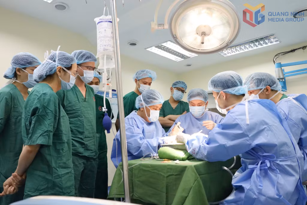Các bác sĩ thực hiện quy trình rửa thận trong ca ghép thận tại Bệnh viện Việt Nam - Thụy Điển Uông Bí.