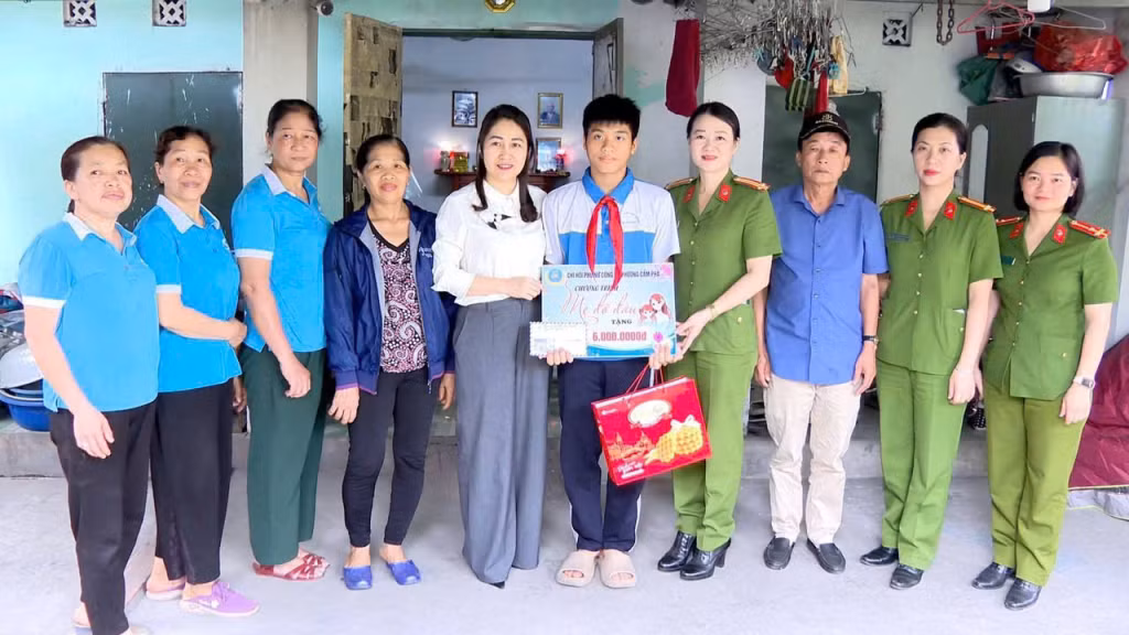 Hội LHPN phường Cẩm Phả và Chi hội Phụ nữ Công an phường Cẩm Phả đến thăm và động viên cháu Vũ Văn Thuận, tổ 3, khu Cẩm Thành 5 (phường Cẩm Phả).