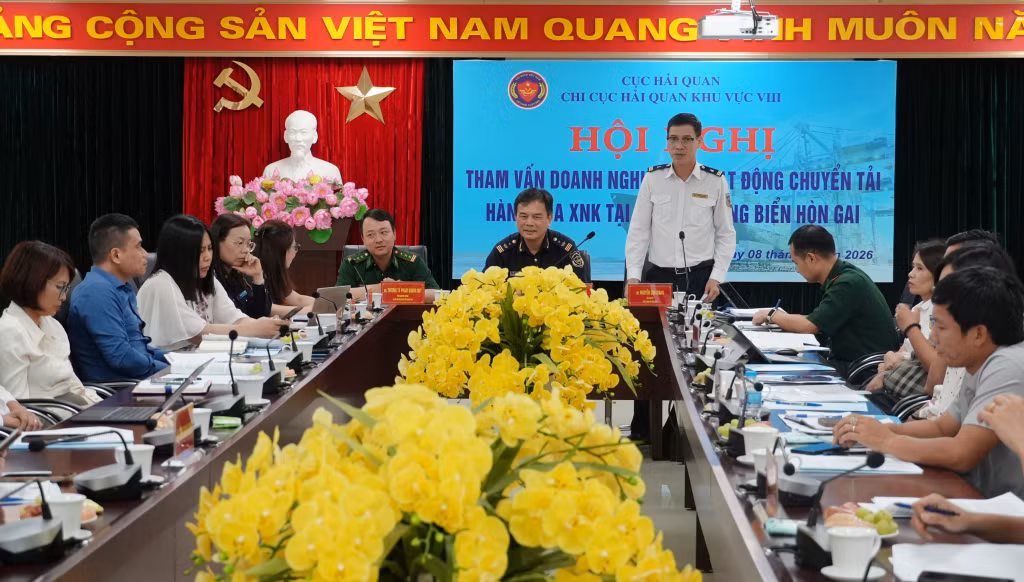 Lãnh đạo Cảng vụ Hàng hải Quảng Ninh phát biểu tại hội nghị.