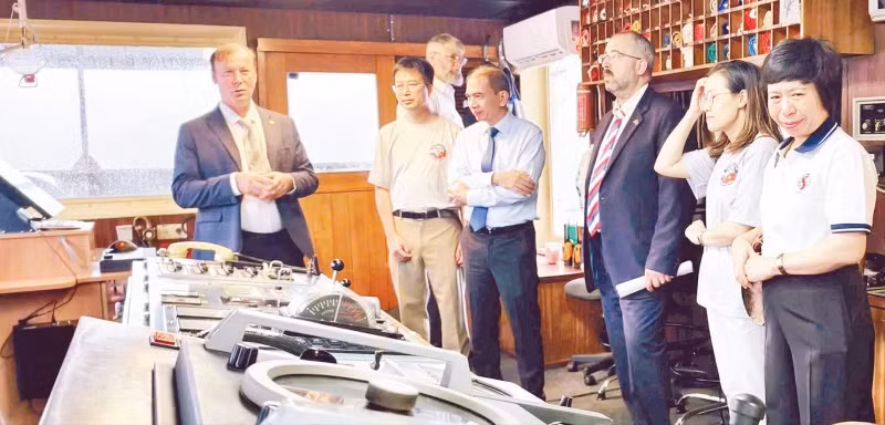 Lãnh đạo Viện Hàn lâm Khoa học và Công nghệ Việt Nam cùng các nhà khoa học Liên bang Nga khảo sát, thu thập dữ liệu nghiên cứu về Biển Đông. (Ảnh: HIẾU LIÊN)