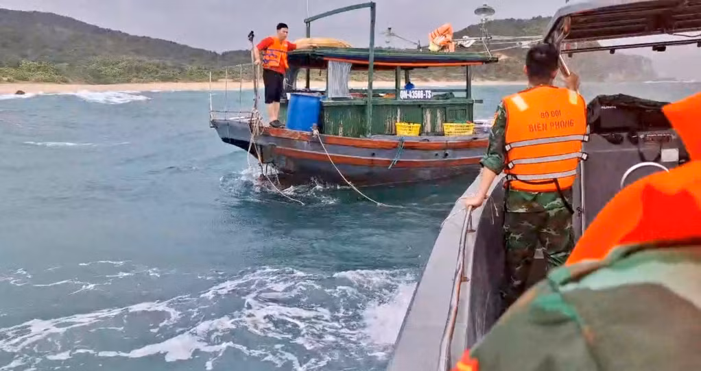 Đội tìm kiếm cứu hộ của Đồn Biên phòng Thanh Lân tìm thấy và tiếp cận phương tiện gặp nạn đang trôi dạt trên biển. (Ảnh do đơn vị cung cấp)