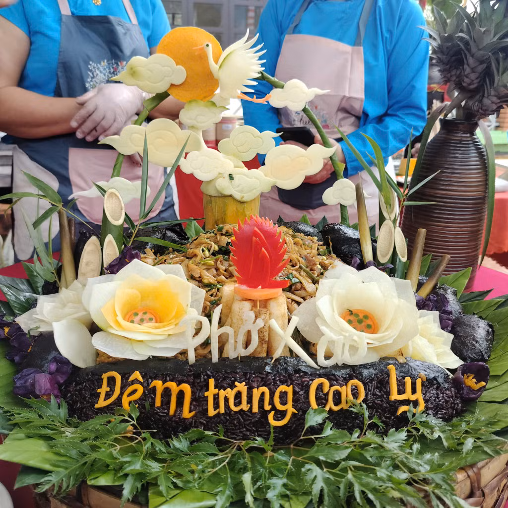 Món phở xào đặc trưng được trang trí kỳ công, độc đáo và bắt mắt.