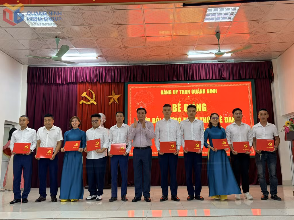 Đảng ủy Than Quảng Ninh bế giảng một lớp nhận thức về Đảng.