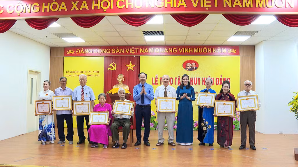 Lãnh đạo phường trao tặng Huy hiệu 60 năm và 65 năm tuổi Đảng cho các đảng viên.