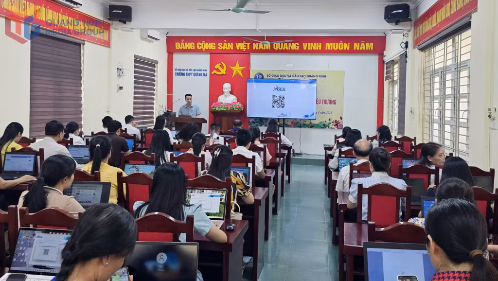 Trường THPT Quảng Hà tổ chức tập huấn cho đội ngũ cán bộ, giáo viên về thực hiện chuyển đổi số, ứng dụng công nghệ thông tin, trí tuệ nhân tạo trong dạy học và quản lý nhà trường.&nbsp;