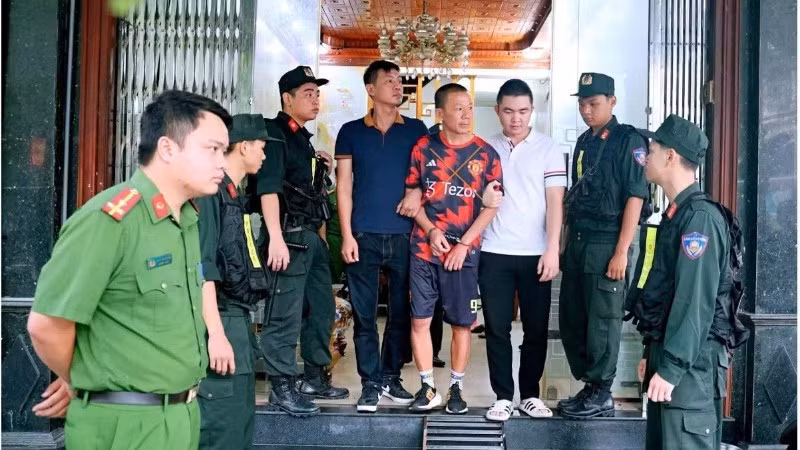 Lực lượng chức năng thi hành Lệnh bắt bị can để tạm giam và Lệnh khám xét chỗ ở đối với Nguyễn Kỳ Dũng.