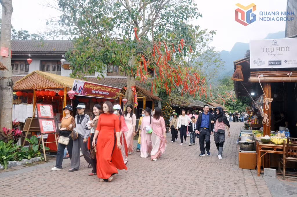 Du khách hành hương tại Làng Nương, nằm trong quần thể dịch vụ dưới chân núi, do doanh nghiệp đầu tư tại Yên Tử.