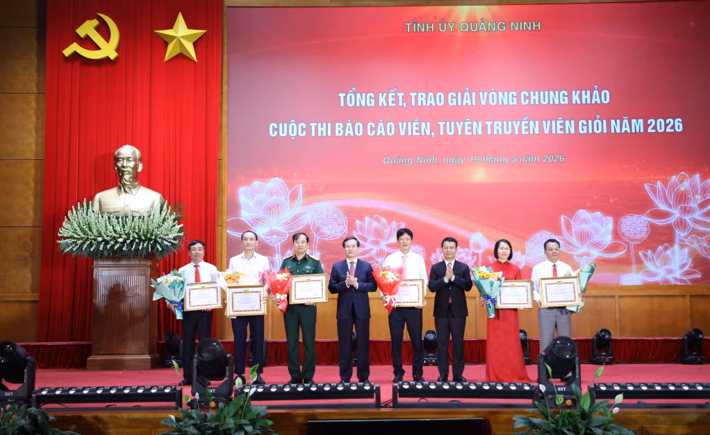 Đồng chí Vũ Quyết Tiến, Phó Bí thư Tỉnh ủy, Chủ tịch Ủy ban MTTQ tỉnh và đồng chí Nguyễn Hồng Dương, Ủy viên BTV, Trưởng Ban Tuyên giáo và Dân vận Tỉnh ủy, trao Bằng khen của Ban Thường vụ Tỉnh ủy cho 6 tập thể có thành tích xuất sắc trong công tác chỉ đạo, tổ chức cuộc thi.