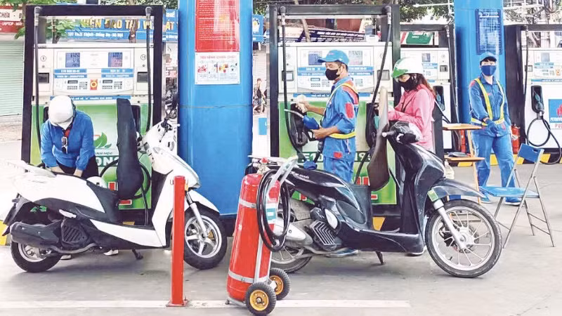 Người dân mua xăng E10 tại cửa hàng kinh doanh xăng dầu trên phố Thái Thịnh, Hà Nội.