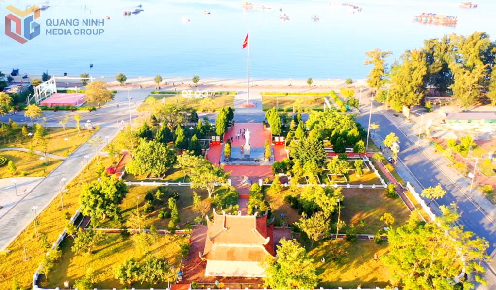 Lễ thượng cờ tại Khu lưu niệm Chủ tịch Hồ Chí Minh trên đảo Cô Tô trở thành sản phẩm du lịch đặc thù gắn với giáo dục truyền thống, tìm hiểu về chủ quyền biển đảo.