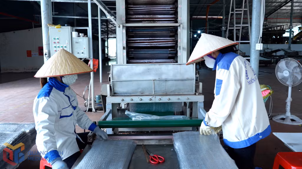 Sản xuất miến dong trên dây chuyền tráng sấy miến tại Công ty CP Thương mại và Dịch vụ Bình Liêu (xã Bình Liêu).
