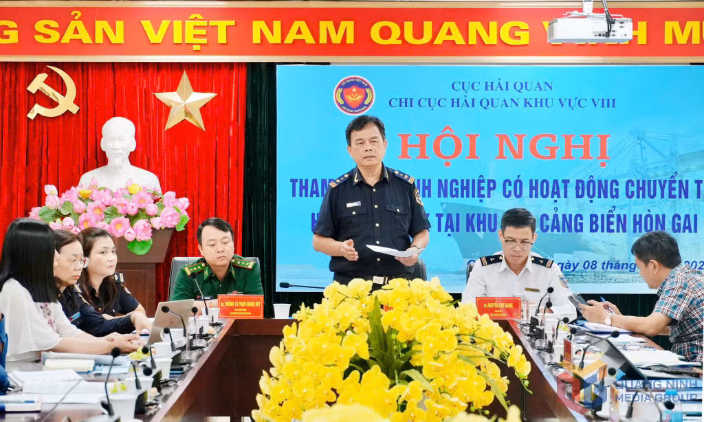 Chi cục Hải quan khu vực VIII tổ chức hội nghị tham vấn chuyên sâu đối với hơn 20 doanh nghiệp có hoạt động chuyển tải hàng hóa XNK qua cảng biển Hòn Gai.