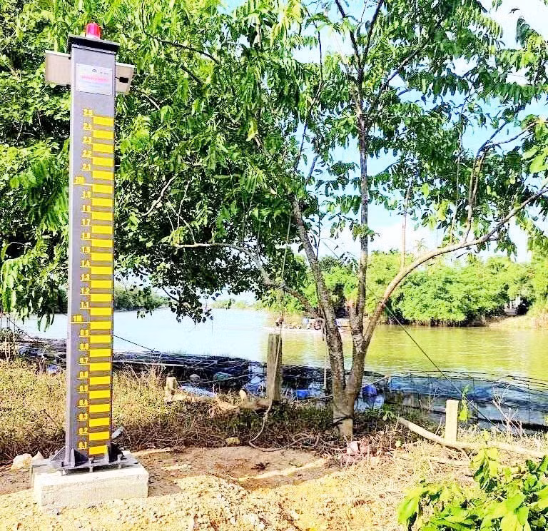 Tháp báo lũ thông minh được lắp đặt tại nhiều địa phương.