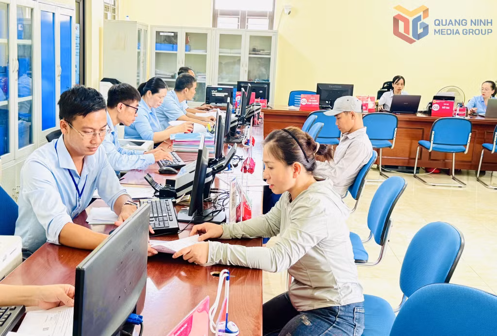 Cán bộ Trung tâm Phục vụ hành chính công đặc khu Cô Tô hướng dẫn người dân thực hiện các bước nộp hồ sơ TTHC.