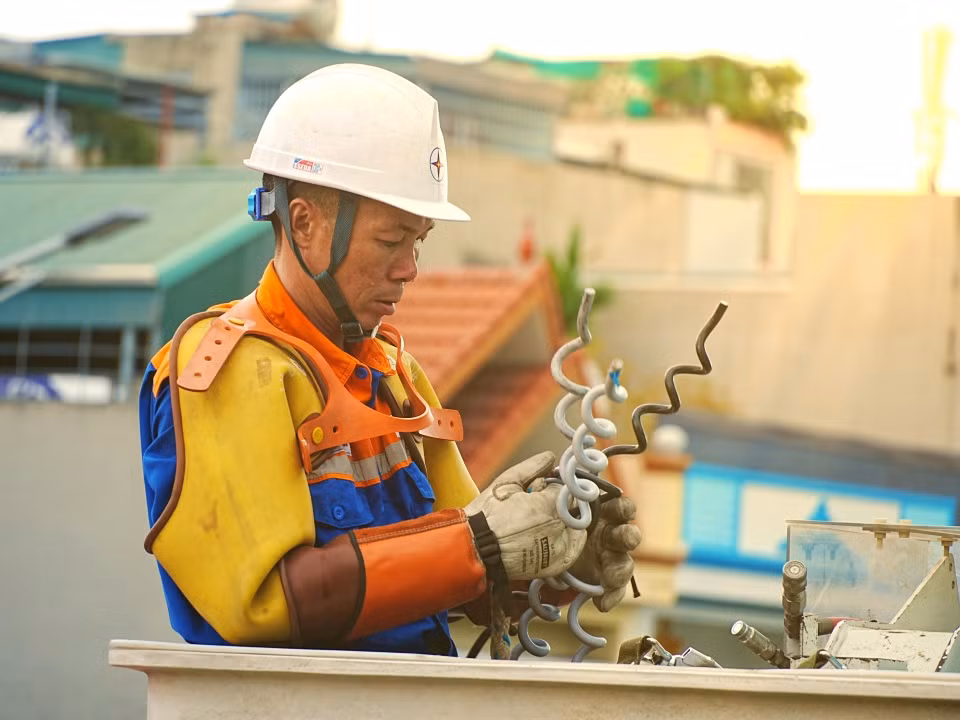 Nhân viên Đội hotline CTĐL Quảng Ninh xử lý công việc dưới thời tiết khắc nghiệt.