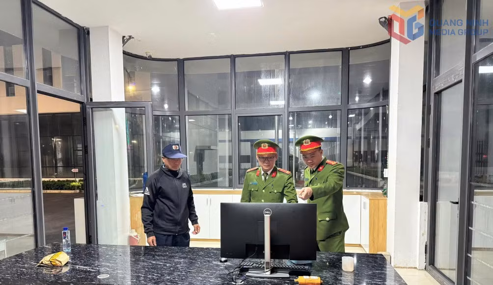 Công an xã Quảng Hà kiểm tra công tác đảm bảo ANTT tại các doanh nghiệp trong KCN cảng biển Hải Hà.