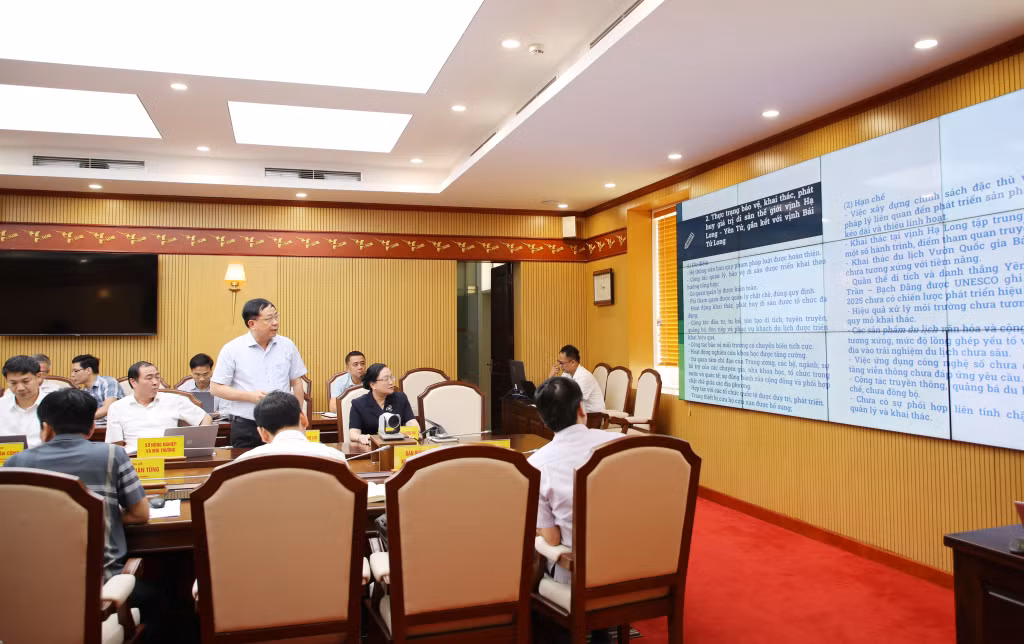 Đồng chí Mai Vũ Tuấn, Trưởng Ban Quản lý Di sản thế giới vịnh Hạ Long - Yên Tử, báo cáo Đề án bảo vệ, khai thác Di sản thế giới Vịnh Hạ Long - Yên Tử, gắn kết với vịnh Bái Tử Long.