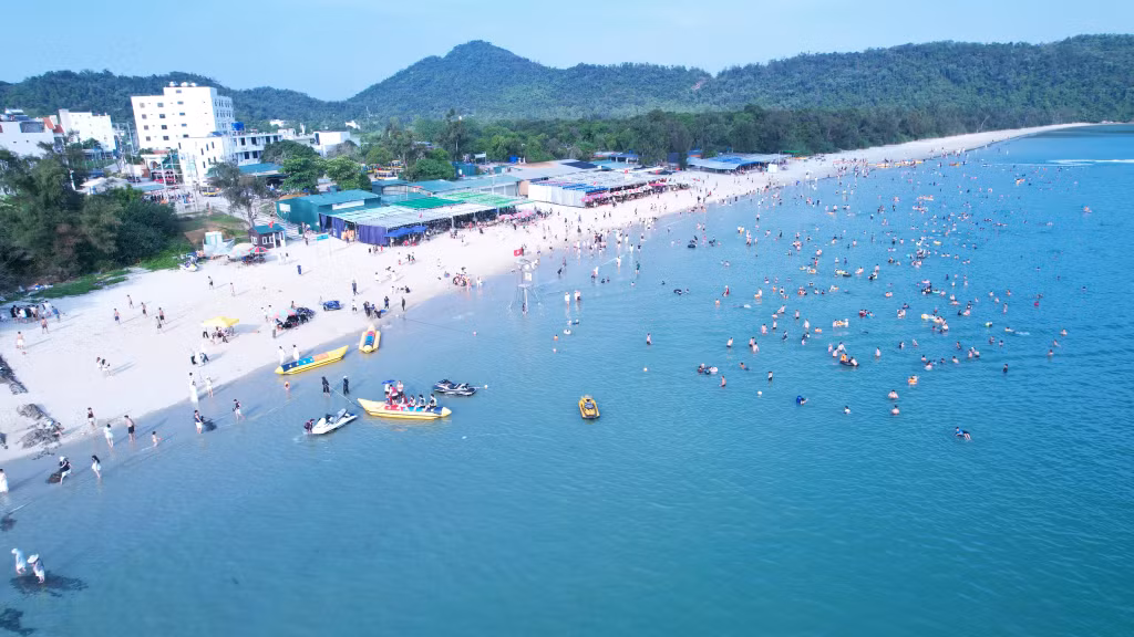 Du khách đổ về các bãi tắm tại đặc khu Cô Tô trong dịp nghỉ lễ 30/4 - 1/5/2026, tạo nên không khí sôi động, nhộn nhịp.