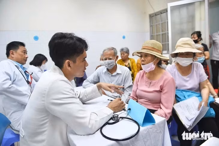 Người dân TP.HCM trong chương trình khám sức khỏe miễn phí - Ảnh: TTO