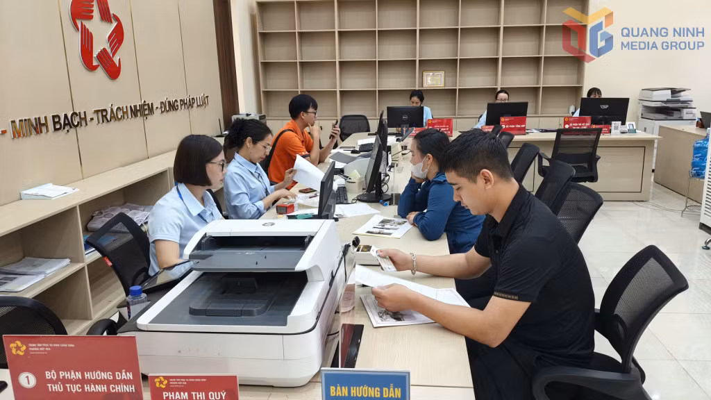 Công dân đến giải quyết TTHC tại Trung tâm Phục vụ hành chính công phường Hiệp Hòa.