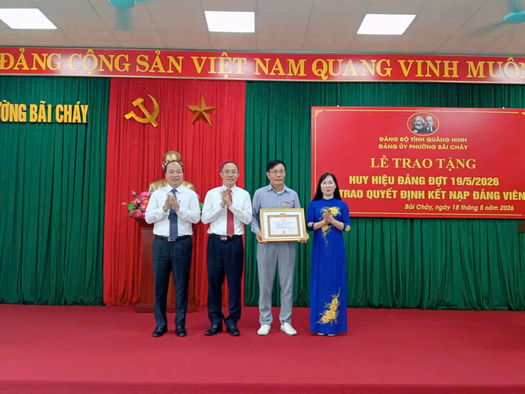 Đồng chí Dương Mạnh Cường, Ủy viên Ban Thường vụ, Chánh văn phòng Tỉnh ủy và lãnh đạo Đảng ủy phường Bãi Cháy chúc mừng và trao tặng Huy hiệu 45 năm tuổi Đảng cho đồng chí Vũ Ngọc Giao, nguyên Ủy viên Ban Thường vụ, nguyên Trưởng Ban Tổ chức Tỉnh ủy.