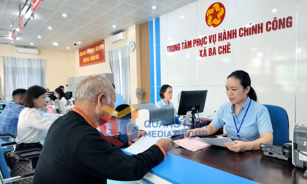 Cán bộ Trung tâm Phục vụ hành chính công xã Ba Chẽ tiếp nhận TTHC của công dân (1-2026). Ảnh: Ngọc Trâm