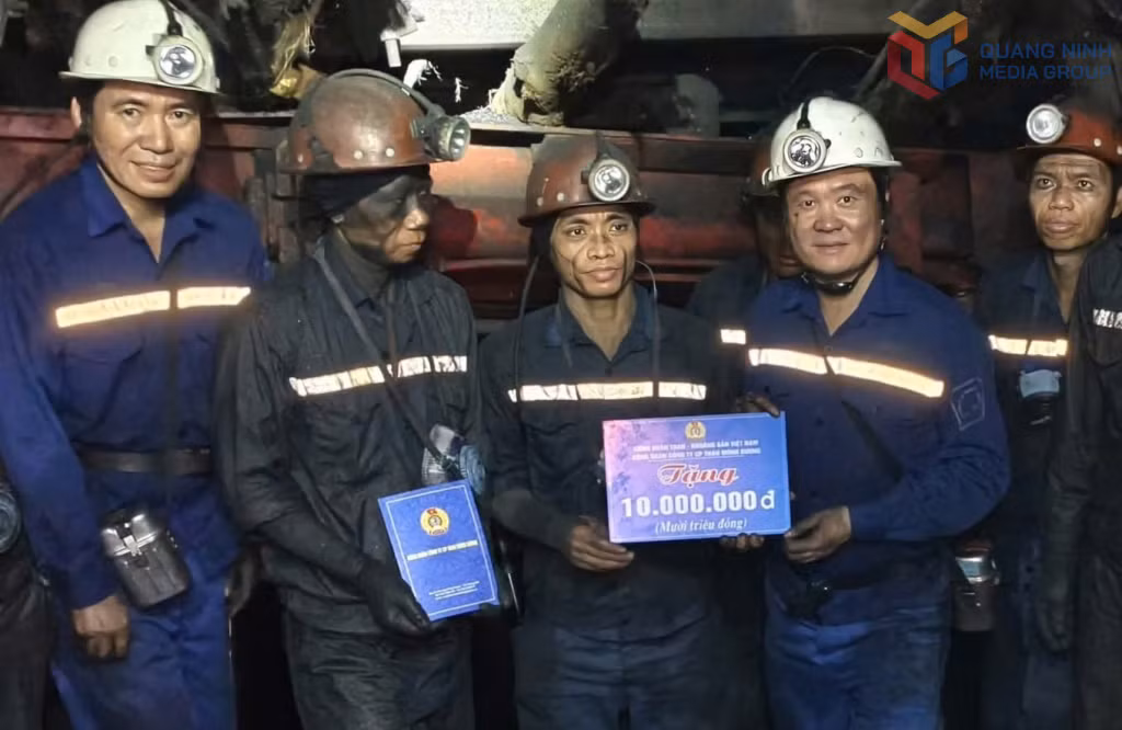 Lãnh đạo Công ty CP Than Mông Dương tặng quà động viên công nhân lao động nhân dịp Tháng Công nhân năm 2026.