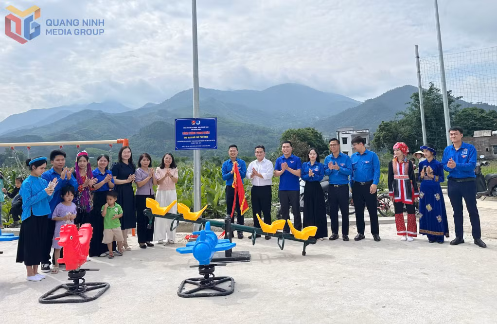 Đoàn Than Quảng Ninh trao tặng công trình sân vui chơi thiếu nhi cho xã Lục Hồn.