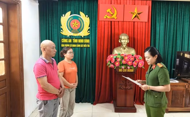 Vợ chồng Bùi Xuân Hồng và Lưu Thị Cúc bị Cơ quan CSĐT Công an tỉnh Ninh Bình khởi tố về hành vi "Đưa hối lộ". Ảnh: Diệu Anh