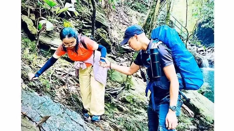 Quang (người dân tộc Cơ Tu) cùng khách khám phá vẻ đẹp của rừng Bạch Mã (thành phố Huế).