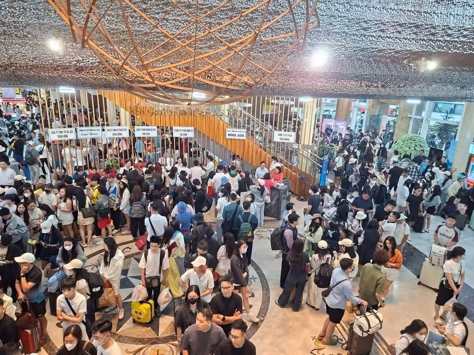 Khu vực nhà chờ cảng Ao Tiên đông kín khách trong giờ cao điểm.