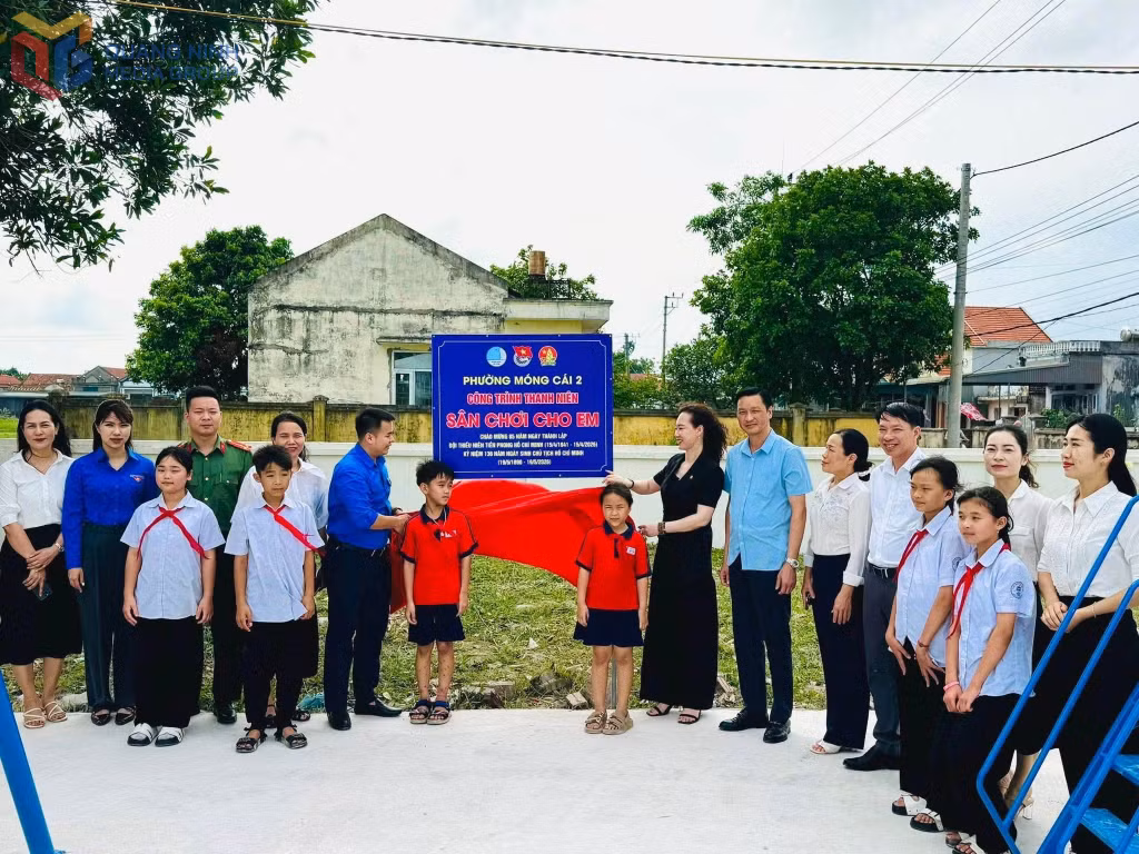 Đoàn Thanh niên phường Móng Cái 2 đã tổ chức khánh thành công trình thanh niên “Sân chơi cho em” tại nhà văn hoá khu phố Nam phường Móng Cái 2.