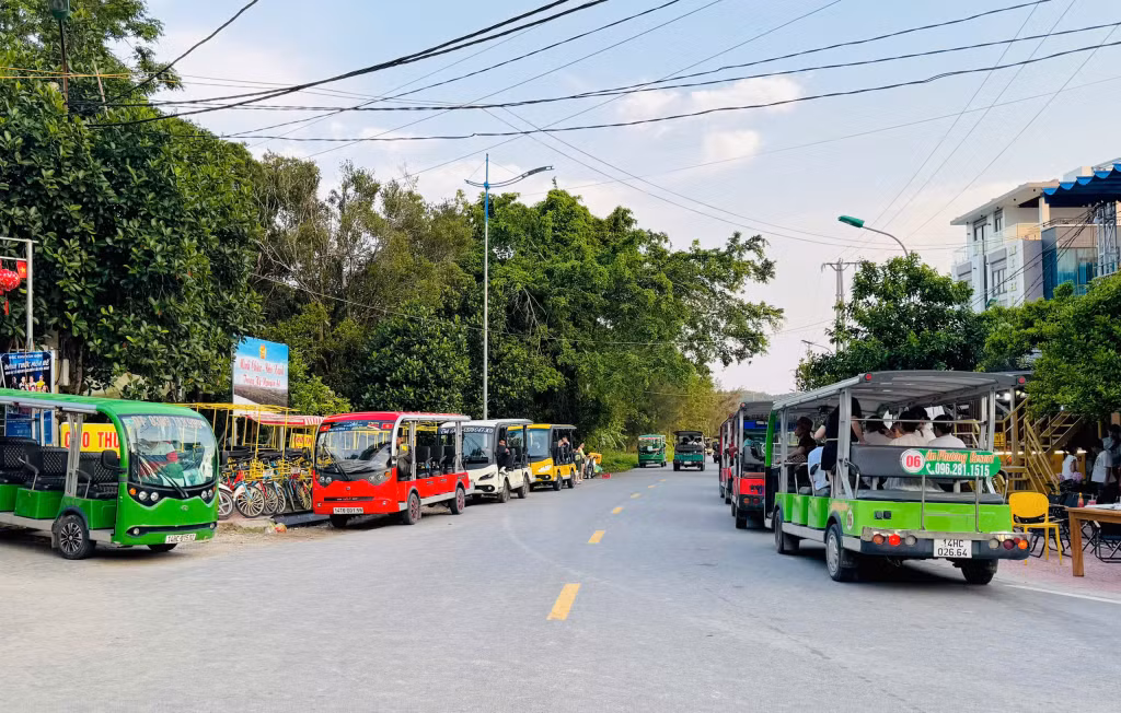 Xe điện - Phương tiện di chuyển chính trên các tuyến đảo Cô Tô - Vân Đồn. Ảnh: Mạnh Trường