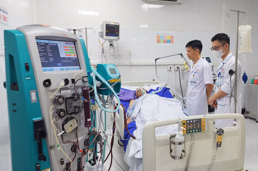 Y, bác sĩ Khoa Hồi sức tích cực, chống độc - Đột quỵ (Bệnh viện Đa khoa tỉnh) theo dõi, điều trị cho bệnh nhân trong quá trình hỗ trợ tuần hoàn bằng ECMO.