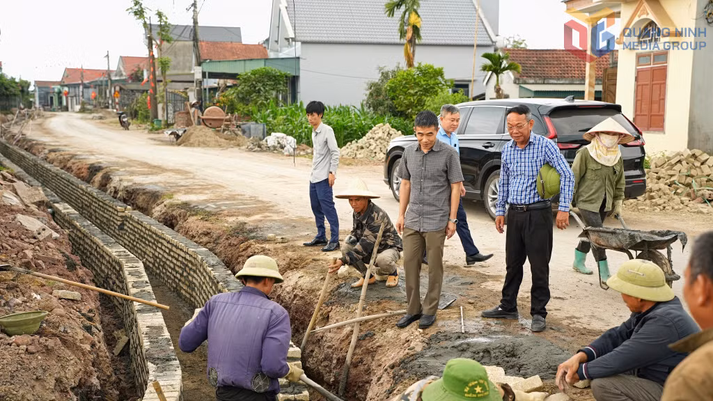 Lãnh đạo xã Đông Ngũ kiểm tra tiến độ thi công dự án cải tạo, chỉnh trang vỉa hè, hệ thống thoát nước và chiếu sáng tuyến đường từ Quốc lộ 18A đi thôn Đông Nam, kết nối với các thôn Đông Dương và Đông Thành.