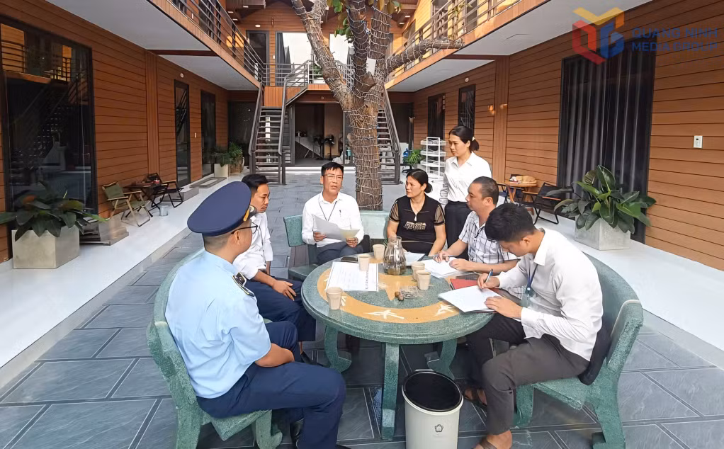 Đội QLTT số 3 phối hợp tuyên truyền, vận động các hộ kinh doanh trên địa bàn chấp hành nghiêm các quy định của pháp luật về kinh doanh thương mại.